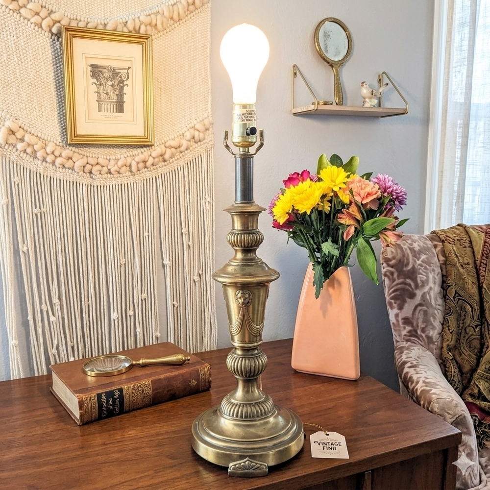 Vintage Brass Lamp with Lion Heads – Three-Way Switch – Elegant & Timeless